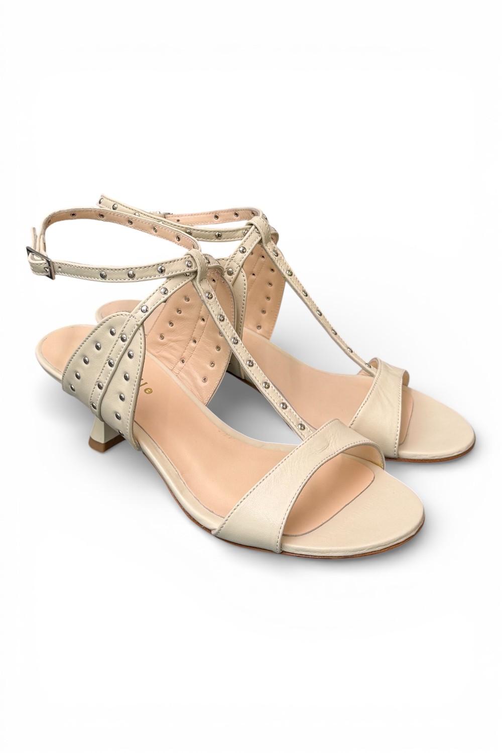 Sandalo cintino T borchie pelle latte Isabelle Paris 