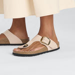 Ciabatta Gizeh Big Buckle shine beige Birkenstock 1026550 