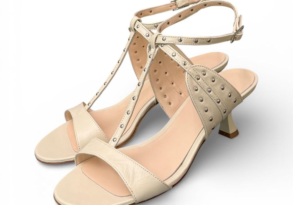 Sandalo cintino T borchie pelle latte Isabelle Paris 